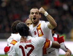 Sneijder, Burak stage show for Galatasaray in presence of Jose Mourinho