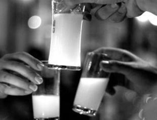 Drinking rakı with water