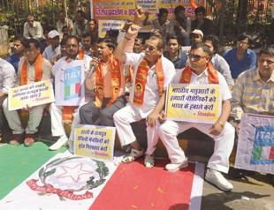 Italian marines return to India, tension eased