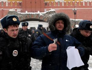 Russian police detain dozen at political prisoner rally