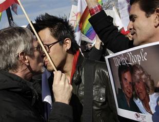 US top court signals it could nix law defining marriage strictly between men and women