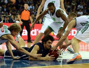 Anadolu Efes clinches a hard-fought win over Zalgiris in Top 16