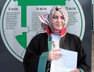 Lawyer wears headscarf in court for first time