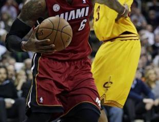 Heats win streak hits 24 in scary LeBron homecoming
