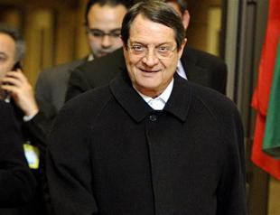 Greek Cyprus sacrifices top banks to resurrect EU bailout