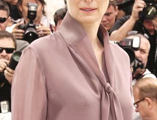 Oscar-winning actress Swinton sleeps in glass box