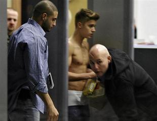 Justin Bieber undressed by Polish airport police