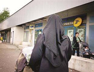 Majority of French support ban on religious signs: Poll