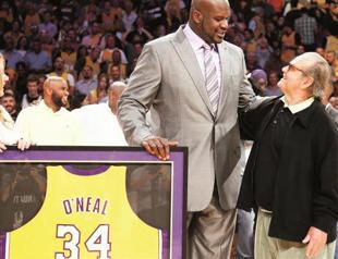 Kobe shines as Shaq honored by Lakers