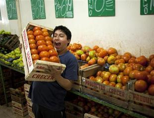 IMF censure persuades Argentine supermarkets to freeze prices