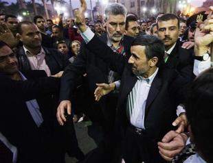 Young Syrian throws his shoe at Ahmedinejad
