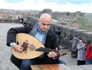 Master of oud of Armenian descent announces return to his hometown, Diyarbakır