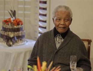 Mandela treated for pneumonia, breathing without difficulty