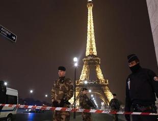 Eiffel Tower evacuated after bomb threat