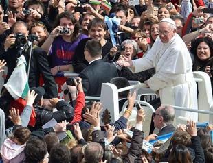 Pope prays for peace in Syria, Korea on first Easter