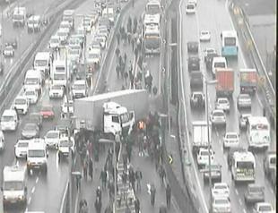 Two metrobuses crash, five injured in Istanbul