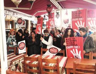 Signatures collected for dolphins in Kaş town