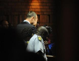 Police find bloodied cricket bat at Pistorius home: report