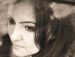 Selen Gülün plays for Salon audience