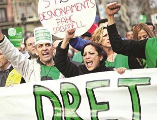 Thousands protest to finish evictions in Spain