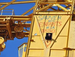 French father occupies crane to publicise custody battle