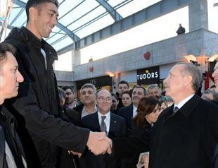 Turkish PM meets tallest man on earth