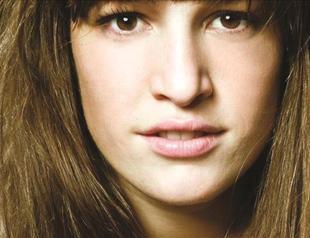 Portuguese singer takes stage