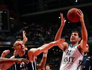 Efes sets up playoff game against Olympiacos