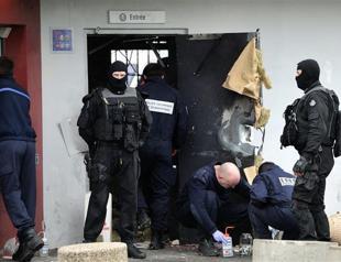 French police hunt gangster after dramatic prison break
