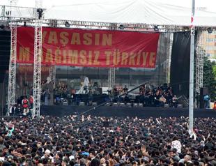 Left-wing folk band Grup Yorum attracts tens of thousands to public Istanbul concert