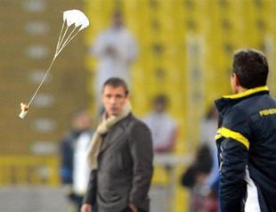 Fenerbahçe fans send flares into stadium despite UEFA ban