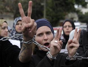 Palestinians protest as hunger strikers in hospital