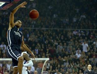 Anadolu Efes struggles past the almighty CSKA Moscow in thriller