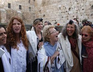 Israel detains 5 women for praying at mens only section of Western Wall