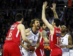 Anadolu Efes stays alive in Euroleague, displaying strong performance to beat Olympiacos