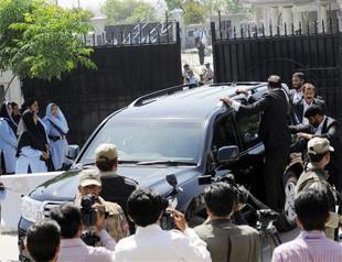 Pakistans Musharraf flees court as judge orders his arrest