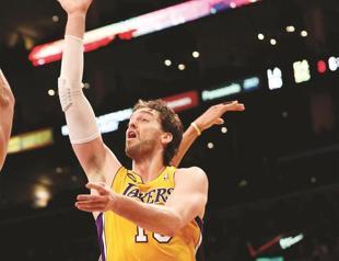 Lakers win playoff berth against Spurs
