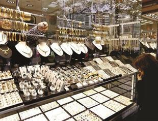 Price slump sparks rush to gold