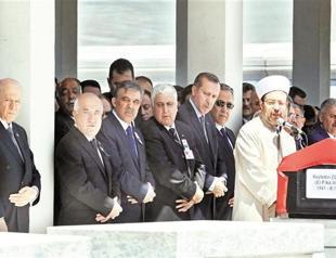 Top general Özels father laid to rest