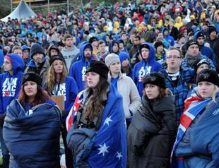 Anzacs remember fallen soldiers at dawn ceremony in Çanakkale