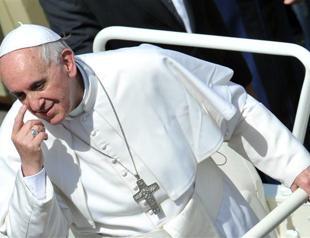 Pope accepts invite to Israel, urges to resume peace talks