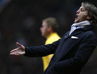 Man City Manager Mancini looks for perfect finish to steal title