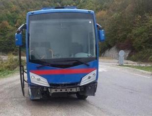Vehicle transporting prisoners crashes, 28 wounded