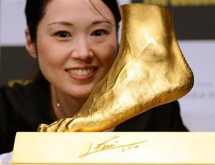 Solid gold Lionel Messis foot on sale in Japan