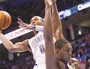 Westbrook paces Thunder in victory over Los Angeles
