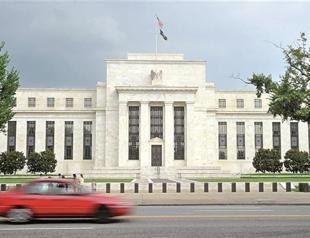Fed maintains easy-money course on slow growth