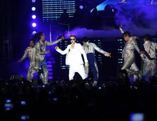 Justin Bieber abandons stage due to raining toys