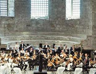 Borusan Philharmonic plays with van Keulen