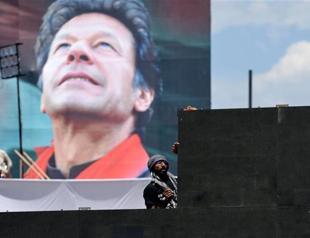 Injured Imran wont cast Pakistan vote: officials