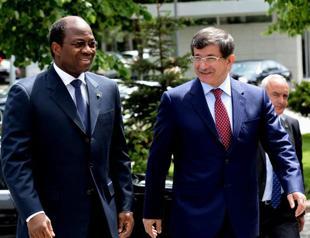 Burkinabe minister faints during press conference with Turkish FM Davutoğlu